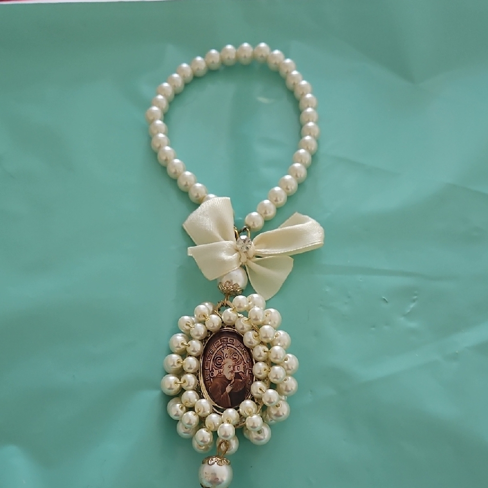 Pearl Bow Pendant Necklace in Cream